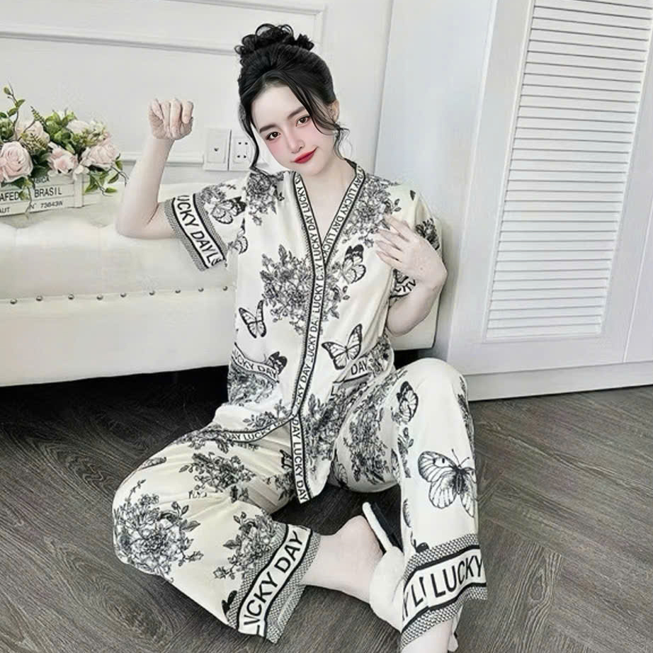Mặc Yếm Lụa Cao Cấp Có Đắt Đỏ? Đây Là Những Điều Bạn Cần Biết Trước Khi Mua