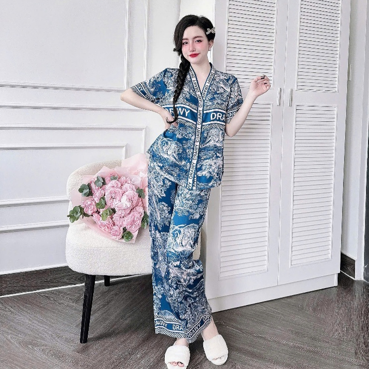 Mặc Yếm Lụa Cao Cấp Có Đắt Đỏ? Đây Là Những Điều Bạn Cần Biết Trước Khi Mua