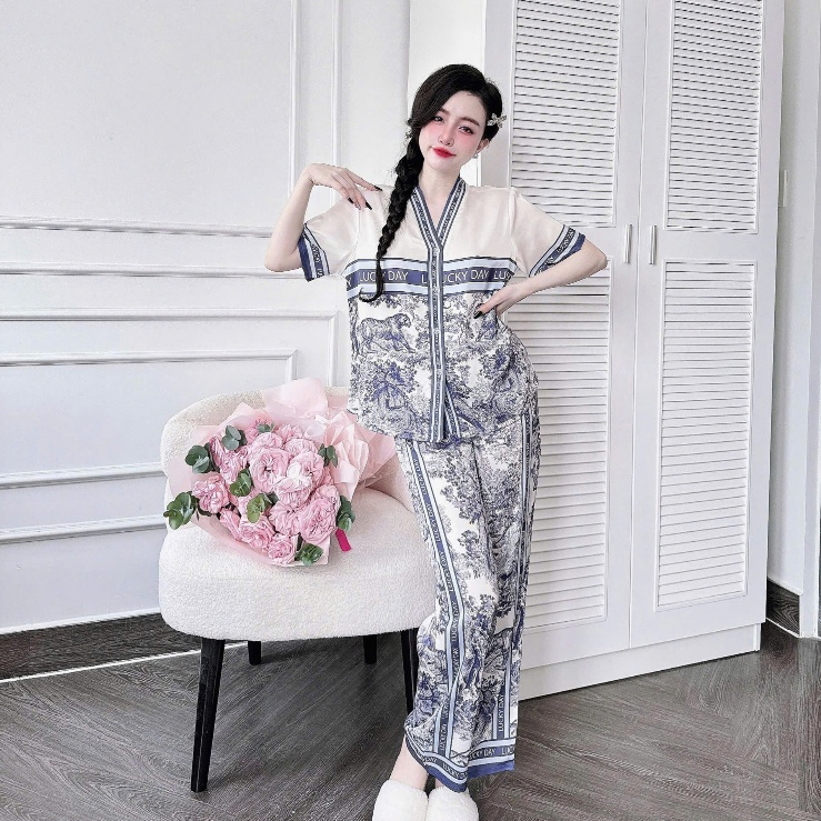 Mặc Yếm Lụa Cao Cấp Có Đắt Đỏ? Đây Là Những Điều Bạn Cần Biết Trước Khi Mua