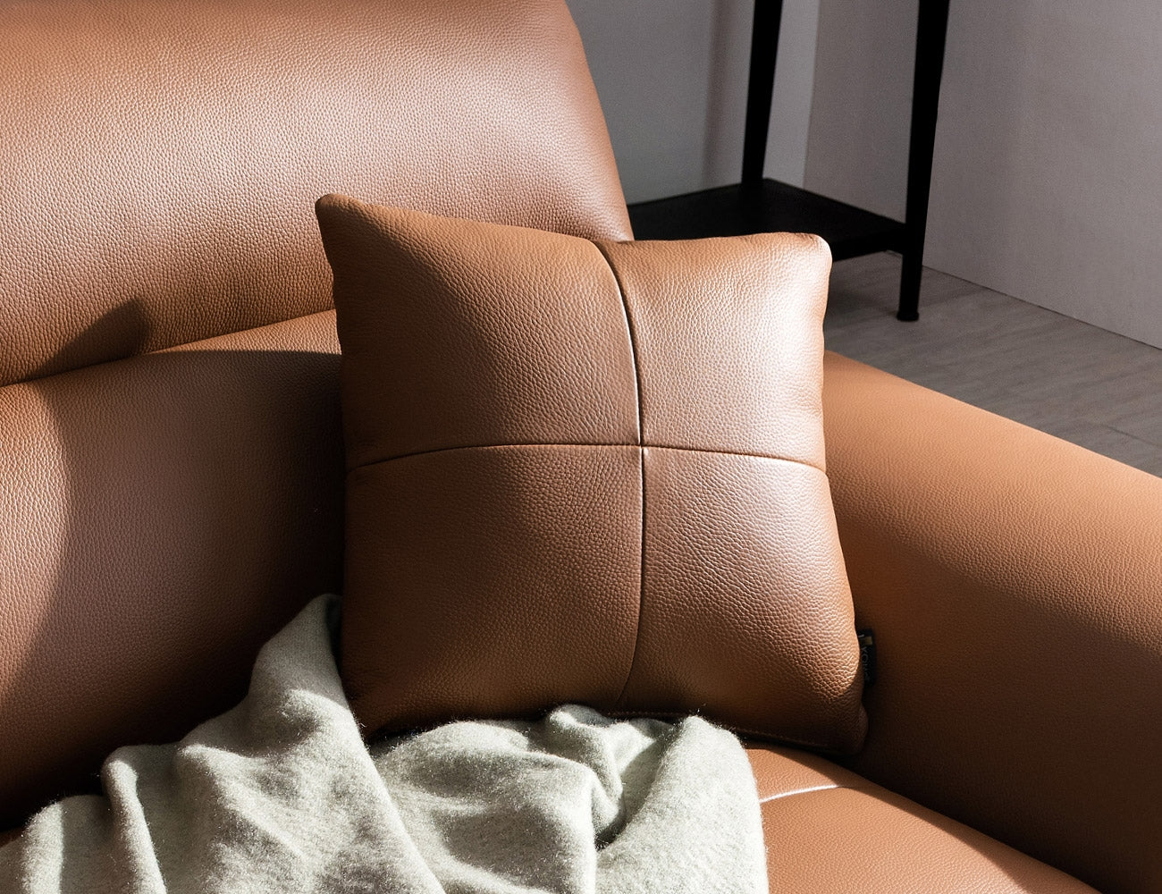 Cách chọn gối tựa sofa da phù hợp cho phòng khách mà bạn không thể bỏ qua