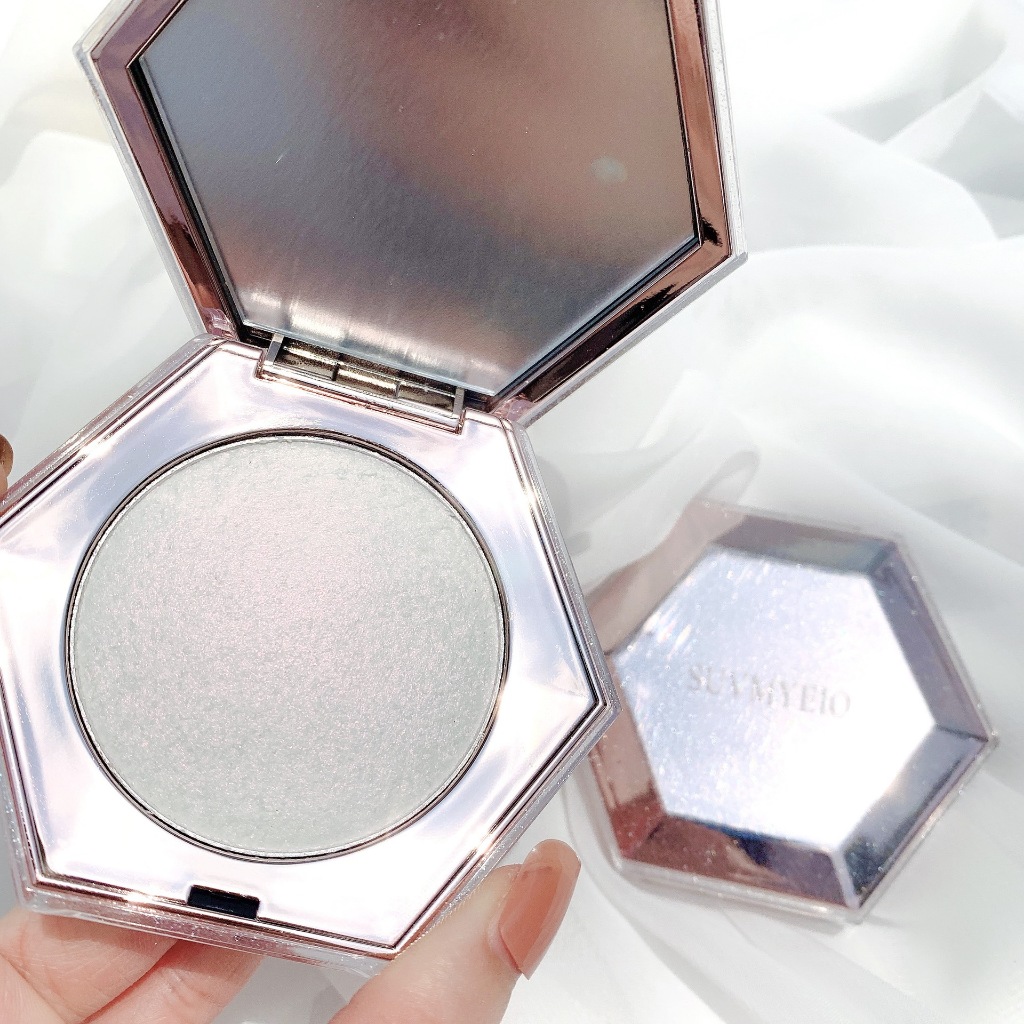 Làm thế nào để sử dụng phấn highlight đúng cách mà không làm da trông giả dối?