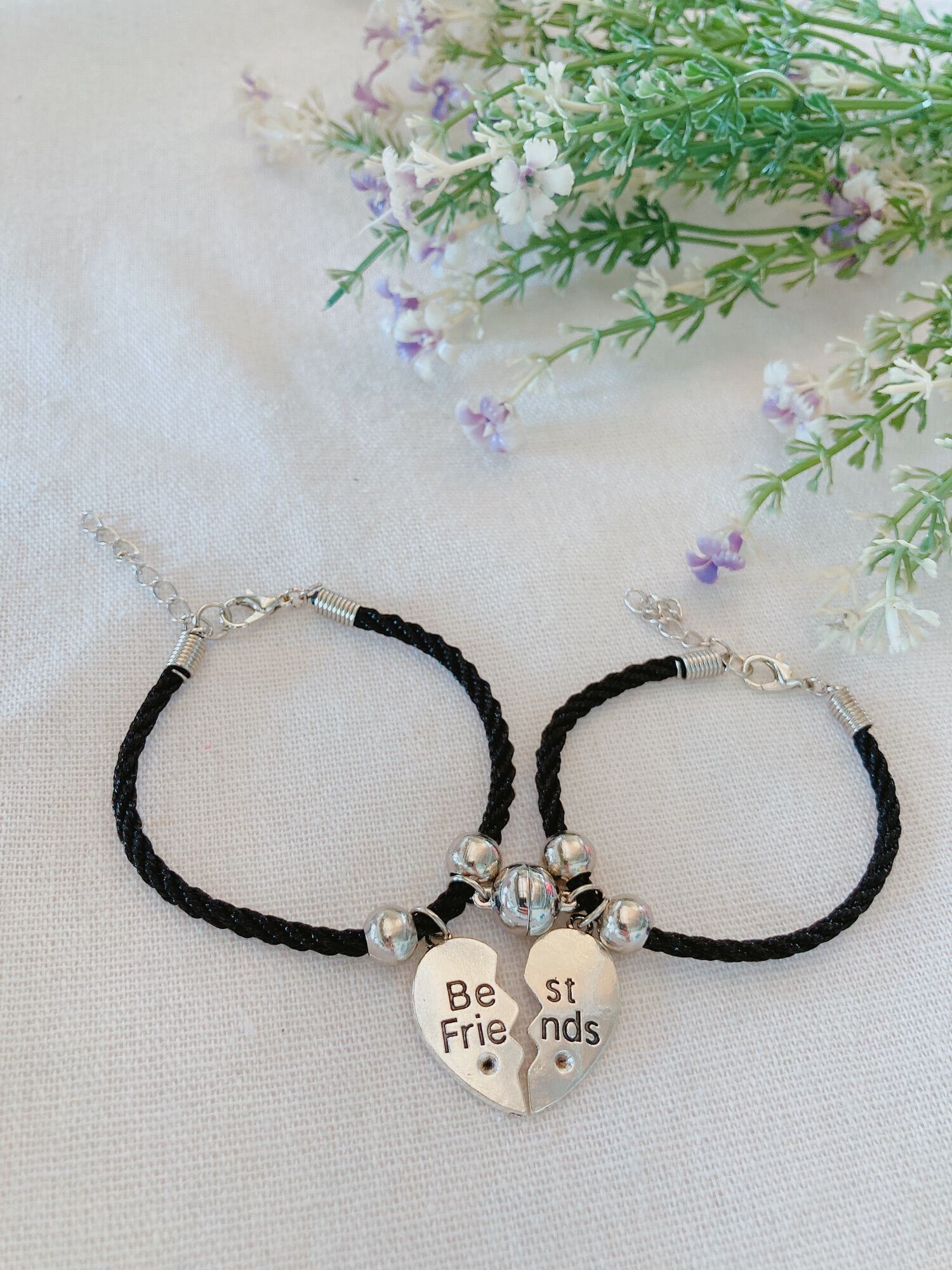 Vòng Tay Đôi Trái Tim - Làm Thế Nào Để Lựa Chọn Đúng Kiểu Vòng Phù Hợp Với Câu Chuyện Tình Của Bạn?