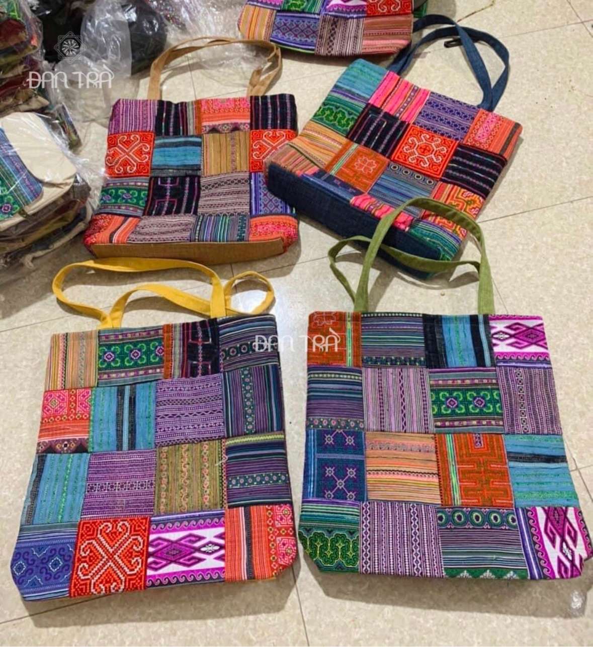 Túi ví dệt thổ cẩm Hội An có thực sự bền như lời đồn, và làm thế nào để chọn mua sản phẩm chính hãng?