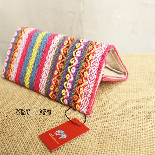 Túi ví dệt thổ cẩm Hội An có thực sự bền như lời đồn, và làm thế nào để chọn mua sản phẩm chính hãng?